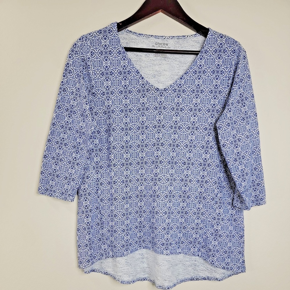 Chicos Womens Ultimate Tee 1 M 8 Blue White Geo Print 3/4 Sleeve V Neck